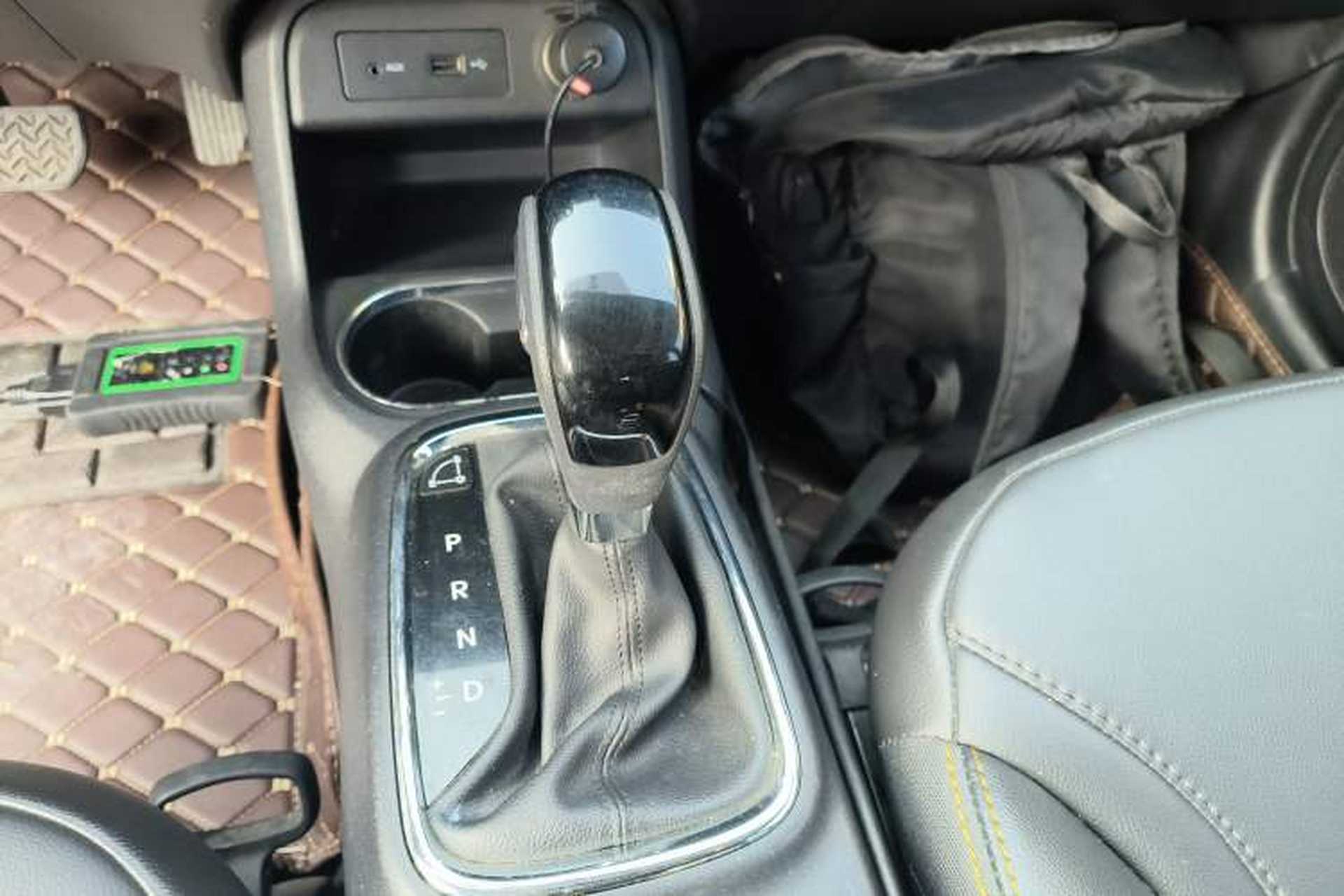 Used Dongfeng Aeolus AX4 2018 1.6L DCT Trendy & Stylish Model with Sunroof Gear Lever
