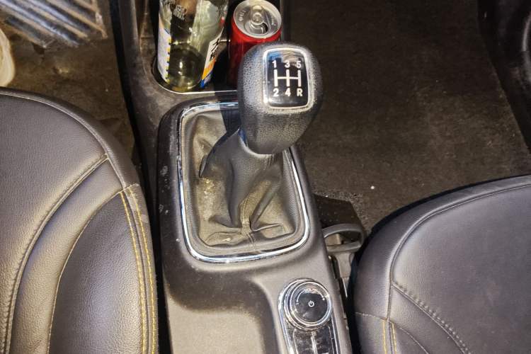 Used Dongfeng Aeolus AX4 2018 1.6L Manual Trendy Model with Sunroof Gear Lever