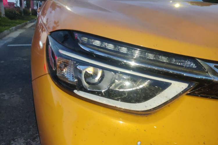Used Dongfeng Aeolus AX4 2018 1.6L DCT Trendy & Stylish Model with Sunroof Right Front Headlight