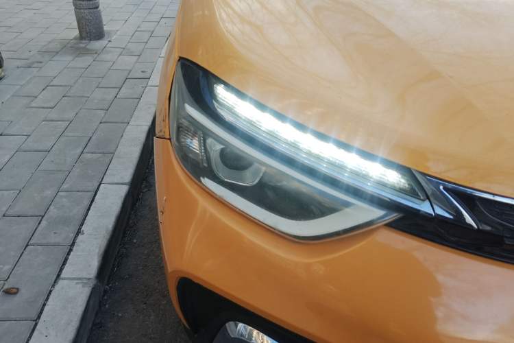 Used Dongfeng Aeolus AX4 2018 1.6L Manual Trendy Model with Sunroof Right Front Headlight