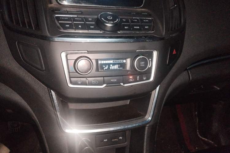 Used Dongfeng Aeolus AX5 2017 1.4T Manual Qushang Model Audio And AC Panel
