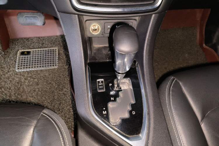 Used Dongfeng Aeolus AX5 2017 1.4T Automatic Qúzūn Model Gear Lever
