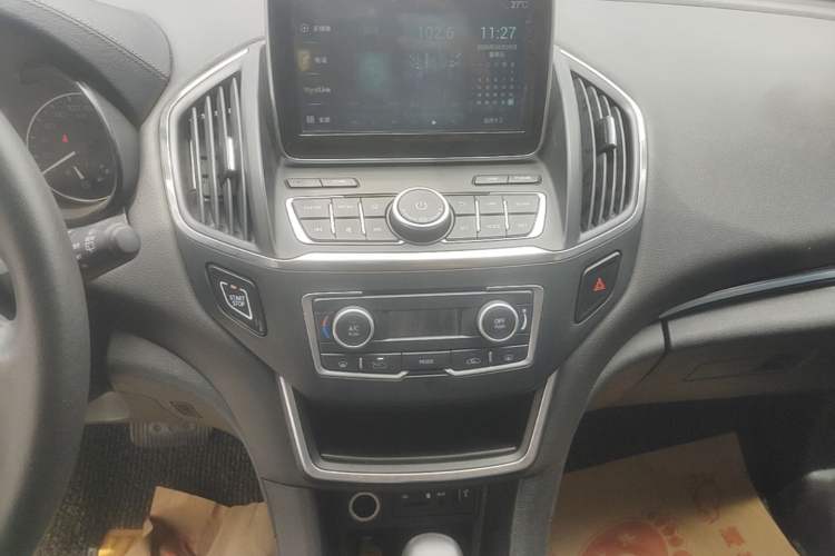 Used Dongfeng Aeolus AX5 2017 1.4T Automatic Fun Edition Audio And AC Panel
