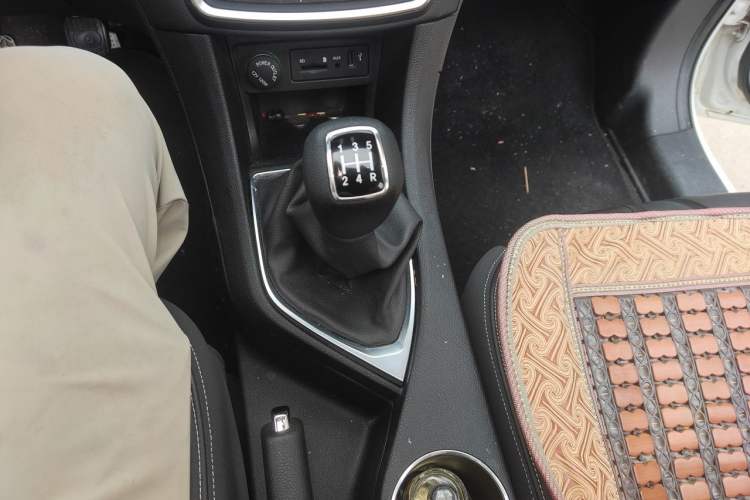 Used Dongfeng Aeolus AX5 2017 1.4T Manual Fun Edition Gear Lever