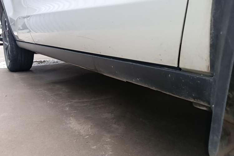 Used Dongfeng Aeolus AX5 2017 1.4T Automatic Qushang Model Right Side Sill