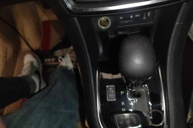 Used Dongfeng Aeolus AX5 2017 1.4T Automatic Fun Edition Gear Lever