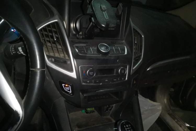 Used Dongfeng Aeolus AX7 2015 2.0L Manual Zhiyi Trim Audio And AC Panel