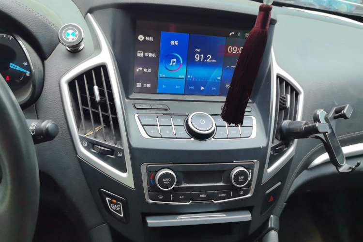 Used Dongfeng Aeolus AX7 2015 2.0L Manual Zhiyi Trim Audio And AC Panel