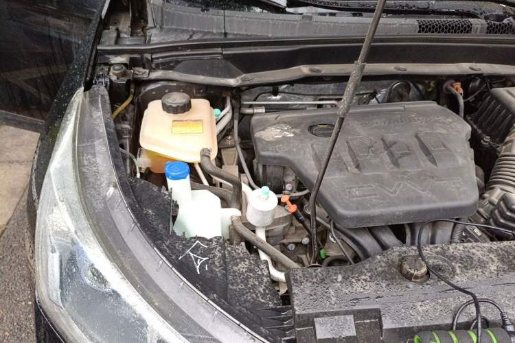 Used Dongfeng Aeolus AX7 2015 2.0L Manual Zhiyi Trim Engine Bay Right