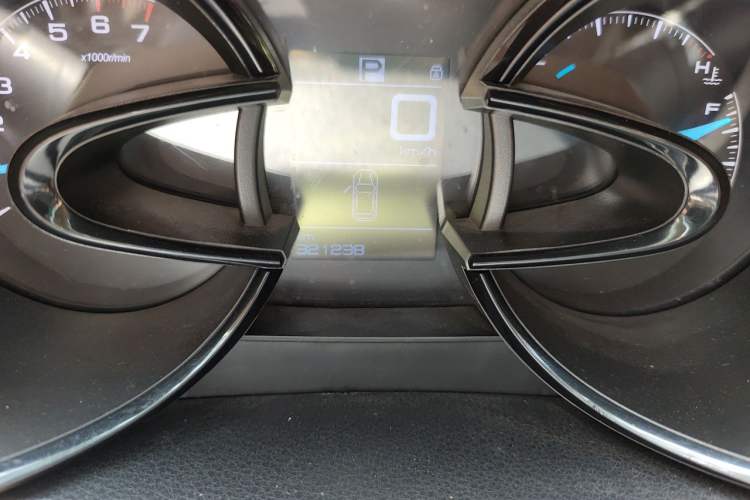 Used Dongfeng Aeolus AX7 2015 2.0L Automatic Zhiyi Trim Odometer Close Up