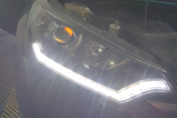 Used Dongfeng Aeolus AX7 2015 2.0L Automatic Zhiyi Trim Right Front Headlight
