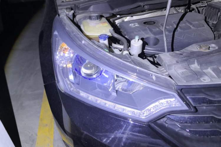 Used Dongfeng Aeolus AX7 2015 2.3L Automatic ZhiZun Version Right Front Headlight
