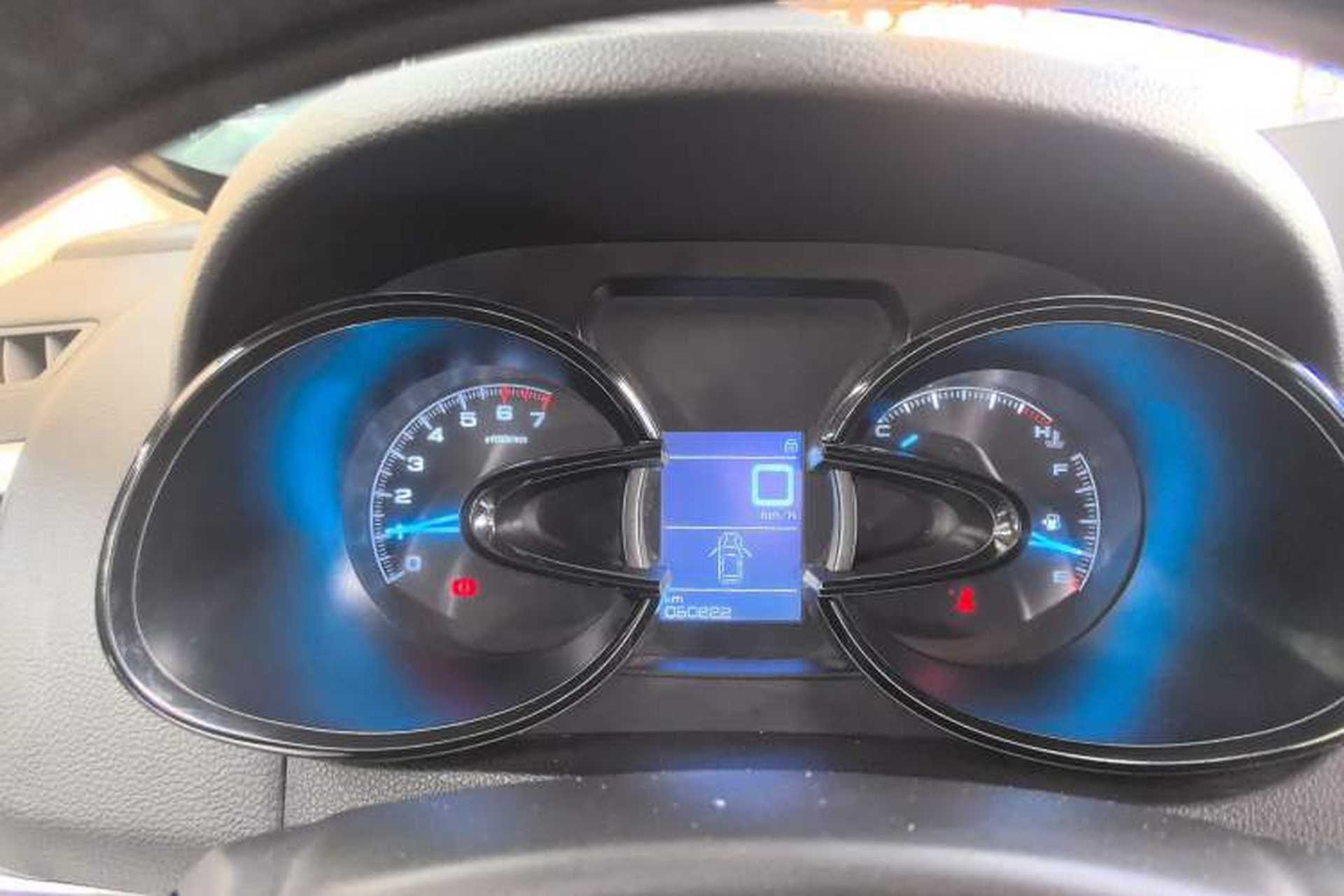 Used Dongfeng Aeolus AX7 2015 2.0L Manual Parade Edition Odometer Close Up