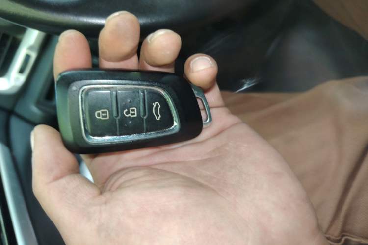 Used Dongfeng Aeolus AX7 2015 2.0L Manual Zhiyi Trim Vehicle Key
