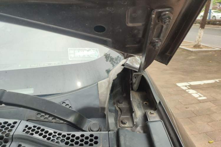 Used Dongfeng Aeolus AX7 2015 2.0L Manual Zhiyi Trim Engine Bay Left