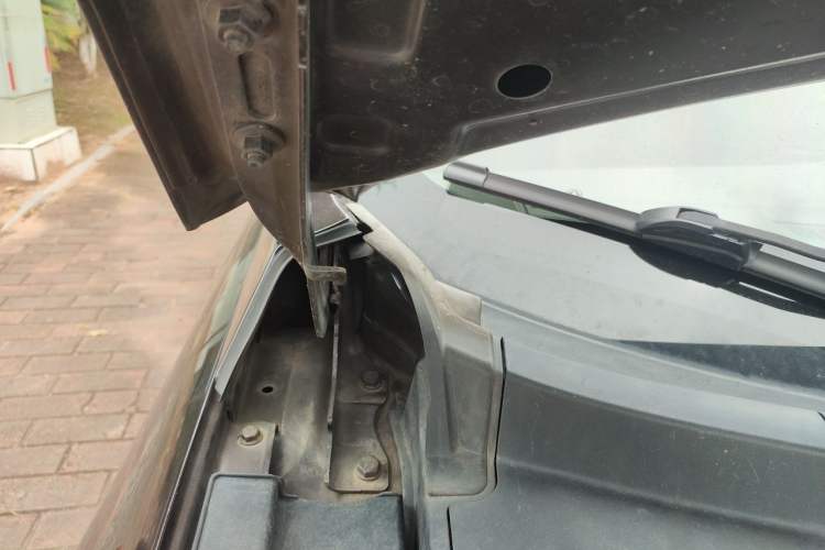 Used Dongfeng Aeolus AX7 2015 2.0L Manual Zhiyi Trim Engine Bay Right