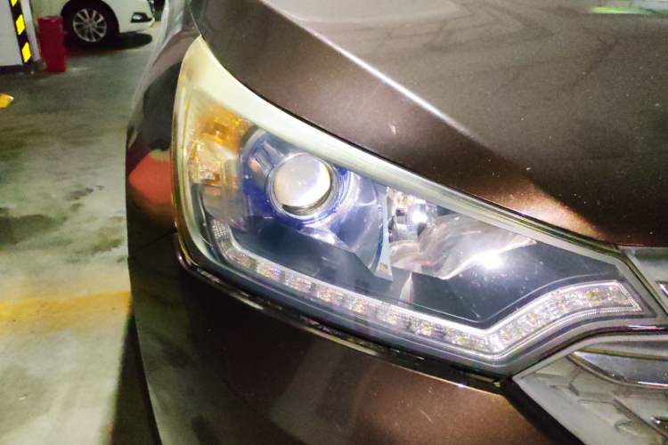 Used Dongfeng Aeolus AX7 2015 2.0L Automatic Zhiyi Trim Right Front Headlight