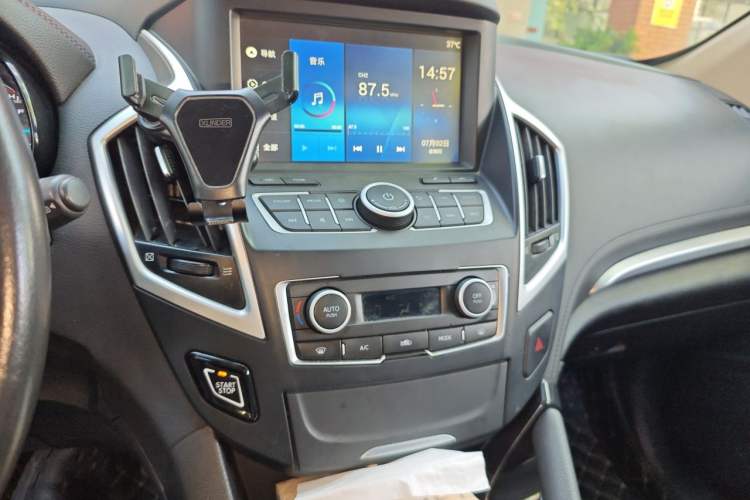 Used Dongfeng Aeolus AX7 2015 2.0L Manual Parade Edition Audio And AC Panel