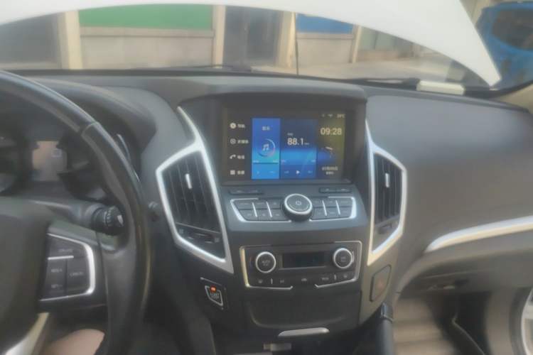 Used Dongfeng Aeolus AX7 2015 2.0L Manual Zhiyi Trim Audio And AC Panel