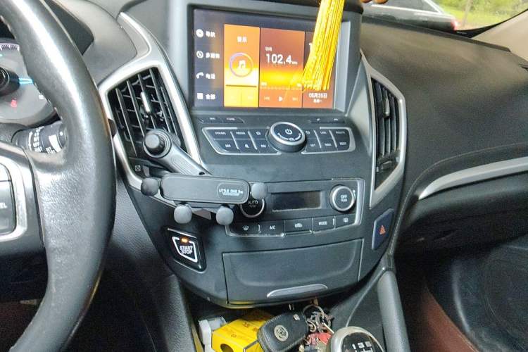 Used Dongfeng Aeolus AX7 2015 2.0L Manual Zhiyi Trim Audio And AC Panel