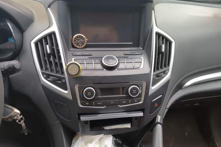 Used Dongfeng Aeolus AX7 2015 2.0L Automatic Zhiyue Version Audio And AC Panel