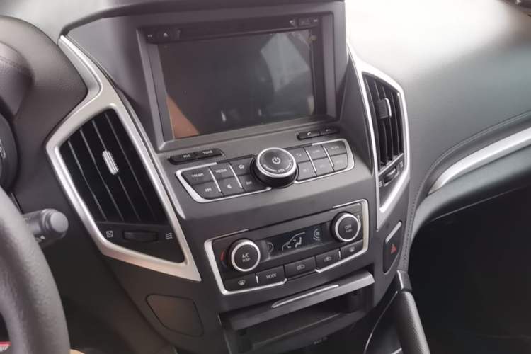 Used Dongfeng Aeolus AX7 2015 2.0L Automatic Zhiyue Version Audio And AC Panel