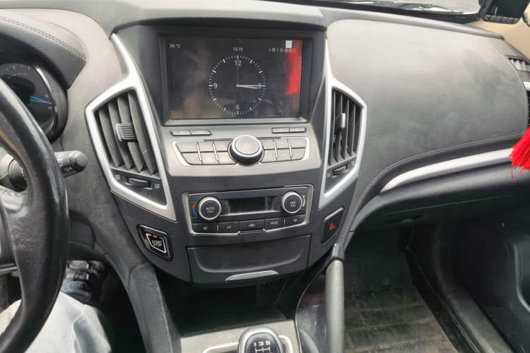 Used Dongfeng Aeolus AX7 2015 2.0L Manual Zhiyi Trim Audio And AC Panel