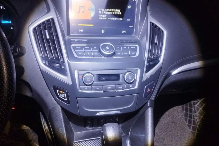 Used Dongfeng Aeolus AX7 2015 2.3L Automatic ZhiZun Version Audio And AC Panel