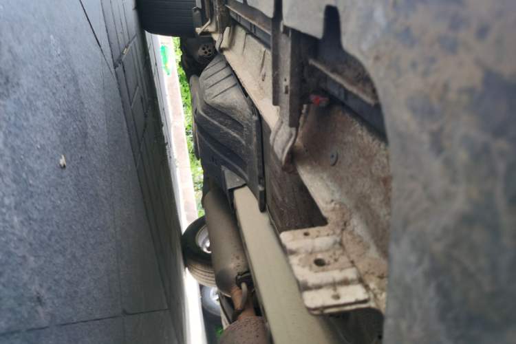 Used Dongfeng Aeolus AX7 2015 2.0L Manual Zhiyi Trim Chassis Front Right