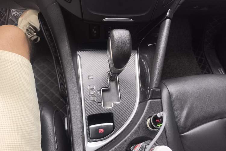 Used Dongfeng Aeolus AX7 2015 2.3L Automatic ZhiZun Version Gear Lever