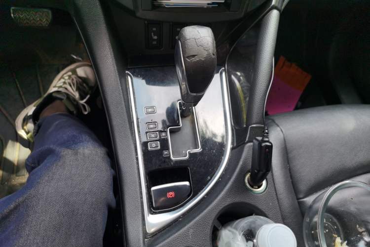Used Dongfeng Aeolus AX7 2015 2.3L Automatic ZhiZun Version Gear Lever