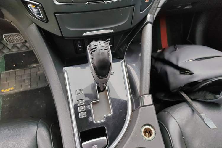 Used Dongfeng Aeolus AX7 2015 2.3L Automatic ZhiZun Version Gear Lever