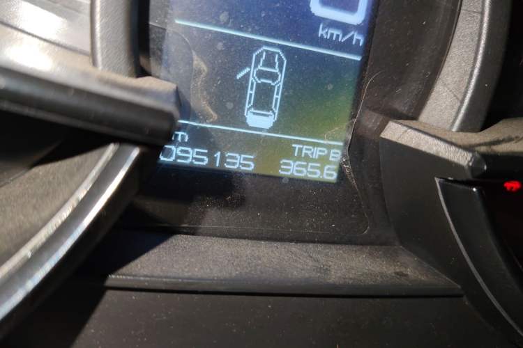 Used Dongfeng Aeolus AX7 2015 2.0L Manual Zhiyue Model Odometer Close Up