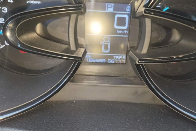 Used Dongfeng Aeolus AX7 2015 2.0L Automatic Zhiyi Trim Odometer Close Up