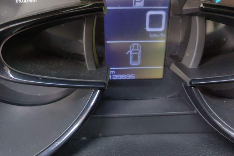 Used Dongfeng Aeolus AX7 2015 2.3L Automatic ZhiZun Version Odometer Close Up