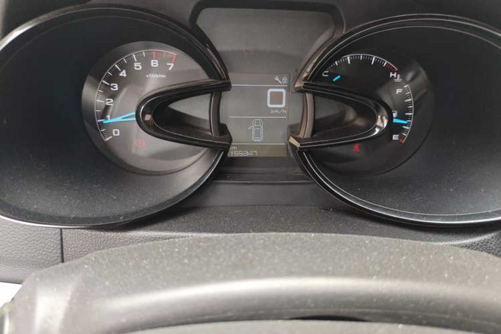 Used Dongfeng Aeolus AX7 2015 2.0L Manual Parade Edition Odometer Close Up