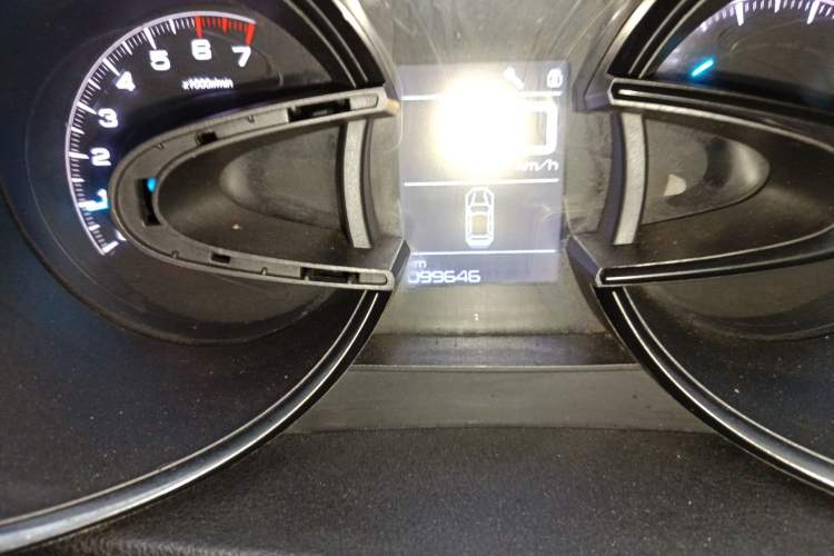 Used Dongfeng Aeolus AX7 2015 2.0L Manual Zhiyi Trim Odometer Close Up
