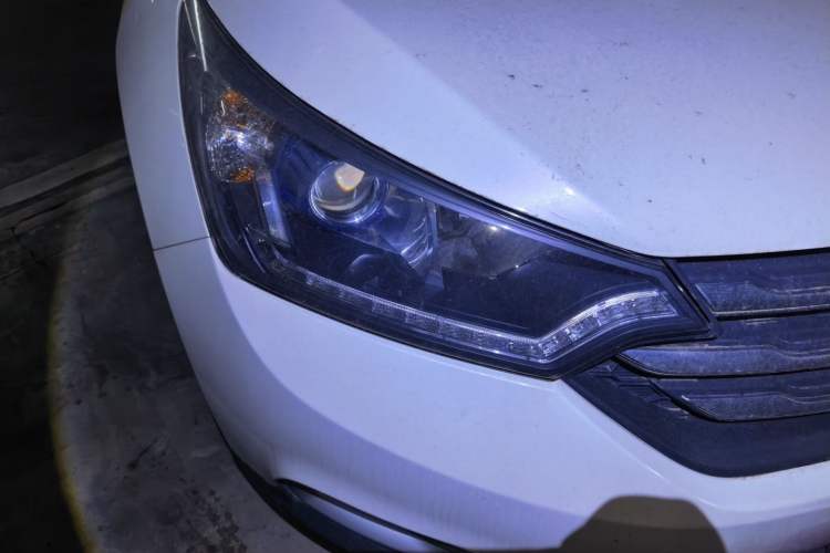Used Dongfeng Aeolus AX7 2015 2.0L Manual Zhiyi Trim Right Front Headlight