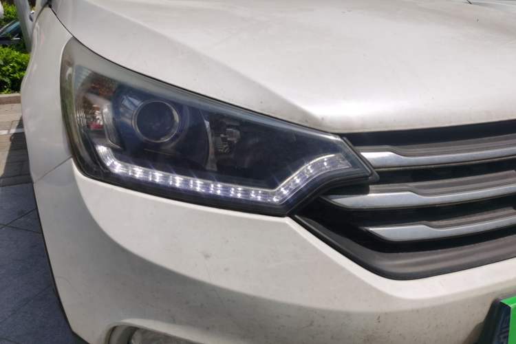 Used Dongfeng Aeolus AX7 2015 2.0L Manual Zhiyi Trim Right Front Headlight