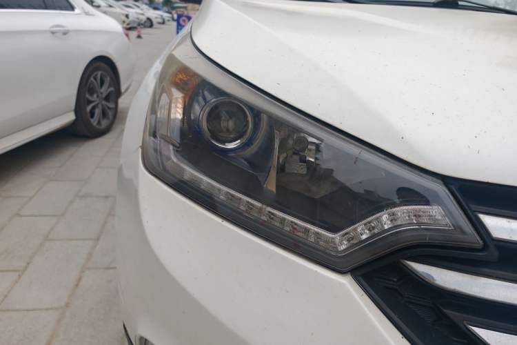 Used Dongfeng Aeolus AX7 2015 2.0L Manual Zhiyi Trim Right Front Headlight