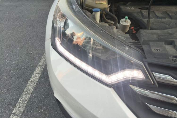 Used Dongfeng Aeolus AX7 2015 2.0L Automatic Zhiyi Trim Right Front Headlight