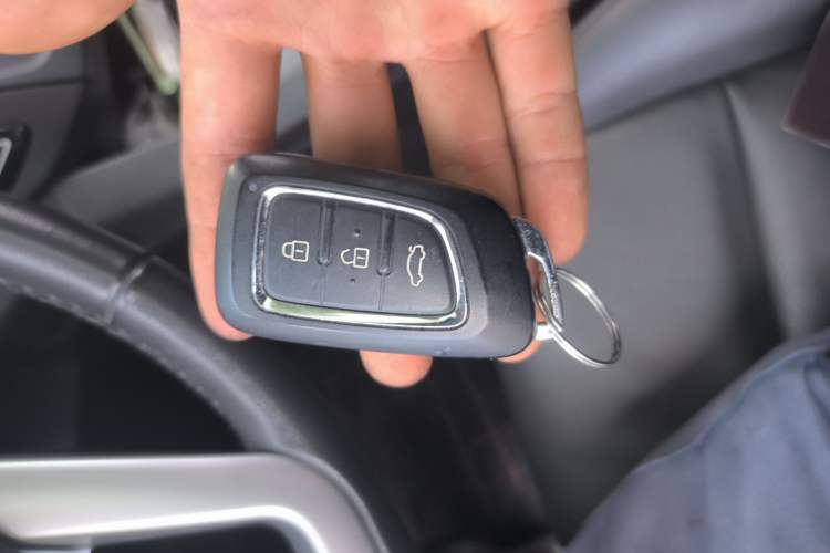 Used Dongfeng Aeolus AX7 2015 2.0L Manual Zhiyi Trim Vehicle Key