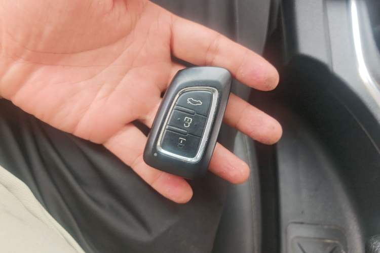 Used Dongfeng Aeolus AX7 2015 2.0L Manual Zhiyi Trim Vehicle Key