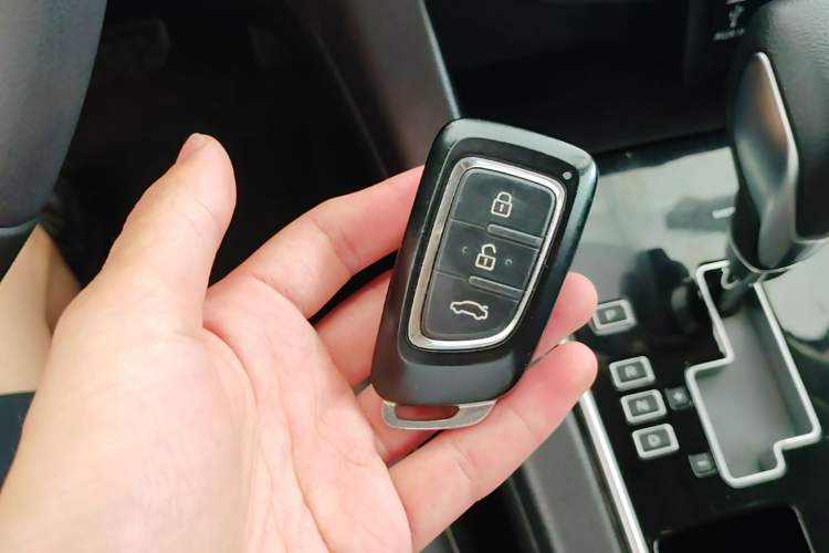 Used Dongfeng Aeolus AX7 2015 2.0L Automatic Zhiyi Trim Vehicle Key