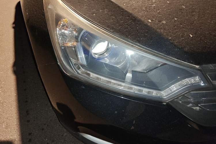 Used Dongfeng Aeolus AX7 2016 2.0L Automatic Zhiyi Trim Right Front Headlight