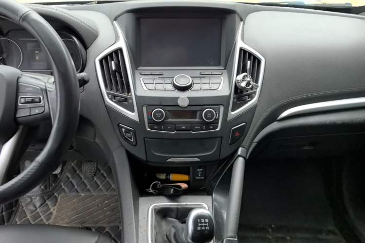 Used Dongfeng Aeolus AX7 2016 2.0L Manual Zhiyi Trim Audio And AC Panel