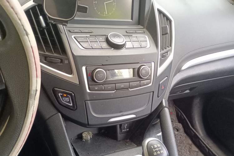 Used Dongfeng Aeolus AX7 2016 1.4T Manual Zhuyue Model Audio And AC Panel