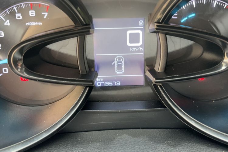 Used Dongfeng Aeolus AX7 2016 2.0L Manual Zhuyue Model Odometer Close Up