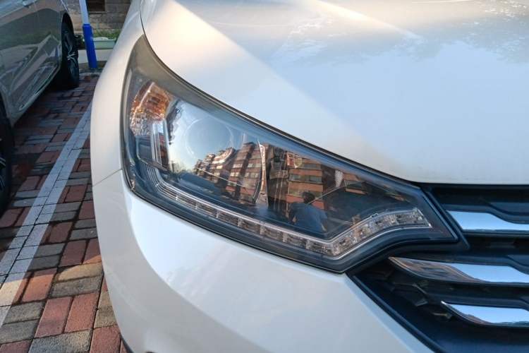 Used Dongfeng Aeolus AX7 2016 2.0L Manual Zhiyi Trim Right Front Headlight