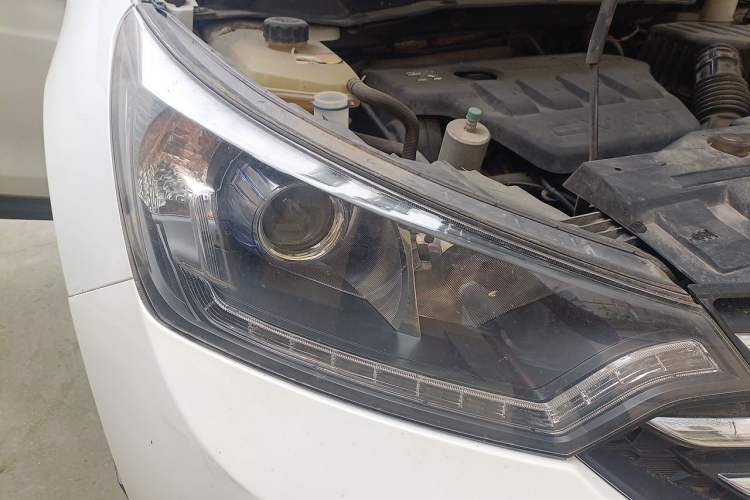 Used Dongfeng Aeolus AX7 2016 2.0L Automatic Zhiyi Trim Right Front Headlight